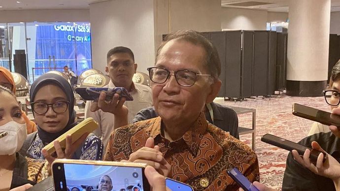 Kepala Eksekutif Pengawas Perasuransian, Penjaminan dan Dana Pensiun (PPDP) OJK Ogi Prastomiyono (kiri) menjawab pertanyaan media dalam wawancara cegat (doorstop) usai acara 