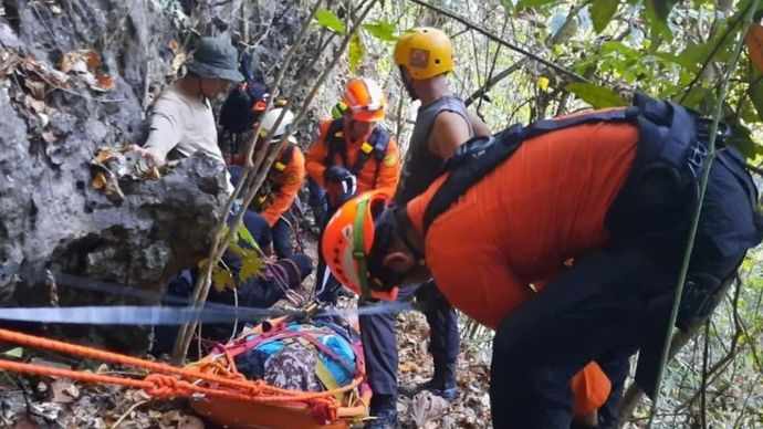 Suasana evakuasi mahasiswa Universitas Hasanuddin usai terjebak di goa di kawasan hutan di Kabupaten Pangkep, Sulawesi Selatan. 