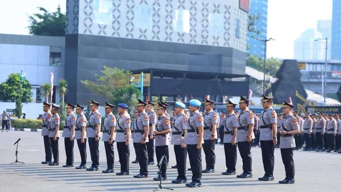 Sebanyak 22 pejabat melaksanakan sertijab yang dipimpin oleh Kapolda Metro Jaya Komjen Pol. Asep Edi Suheri di Lapangan Presisi Ditlantas Polda Metro Jaya, Jakarta, Selasa, 28 Juli 2026