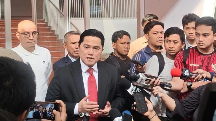 Ketua Umum Persatuan Sepak Bola Seluruh Indonesia (PSSI) Erick Thohir memberikan keterangan kepada awak media pada acara konferensi pers 