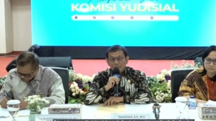 (Ki-ka) - Anggota Komisi Yudisial Bidang Rekrutmen Hakim Prof. Andi Muhammad Asrun, Wakil Ketua Komisi Yudisial Desmihardi, dan juru bicara Komisi Yudisial Anita Kadir, membacakan pengumuman calon hakim agung dan hakim ad hoc yang lolos seleksi kesehatan dan kepribadian, di Jakarta, Selasa, 28 Juli 2026.