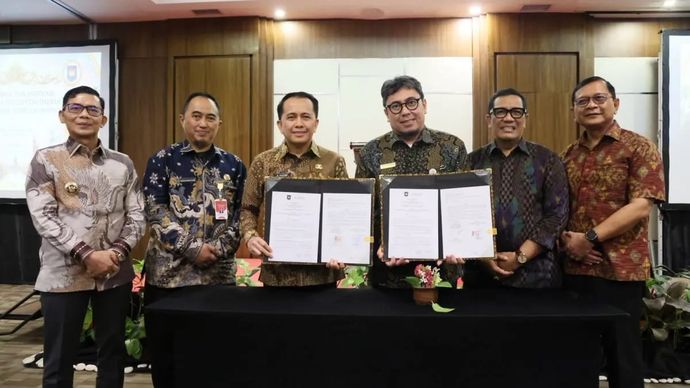 Plt Direktur Utama PT PII, Andre Permana (tiga kanan) dan Direktur Jenderal Bina Keuangan Daerah Kementerian Dalam Negeri, A. Fatoni (tiga kiri) saat menandatangani perjanjian kerja sama sebagai langkah strategis memperkuat penerapan pembiayaan kreatif pembangunan infrastruktur Bali dan daerah lainnya di Indonesia di Denpasar, Bali, belum lama ini.