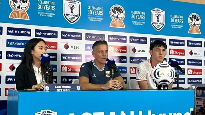 Pelatih kepala Timnas Indonesia John Herdman bersama Mitchell Lee Baker usai pertandingan Timnas Indonesia melawan Kamboja di Stadion Pakansari, Cibinong, Kabupaten Bogor, Jawa Barat, Senin, 27 Juli 2026