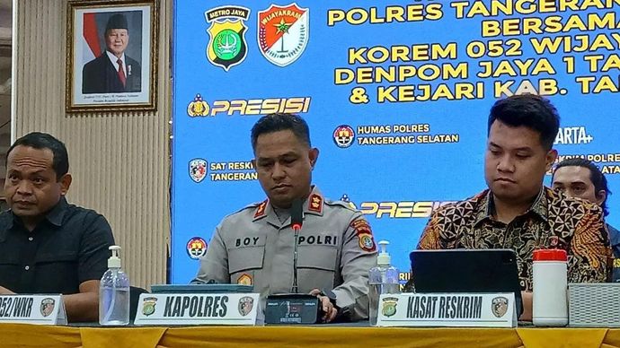 Kapolres Tangerang Selatan (Tangsel) AKBP Boy Jumalolo (tengah) memberikan keterangan terkait hasil pengungkapan kasus di Mapolres Tangsel, Banten pada, 24 Juli 2026.