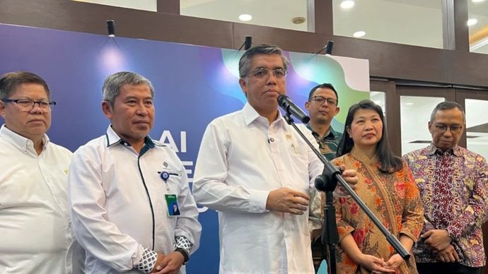 Menteri Ketenagakerjaan Yassierli memberi keterangan kepada awak media usai pembukaan Pameran Kesempatan Kerja/Job Fair bertajuk AI Career Boost Day 2026 yang digelar Kementerian Ketenagakerjaan di Jakarta, Selasa, 28 Juli 2026.