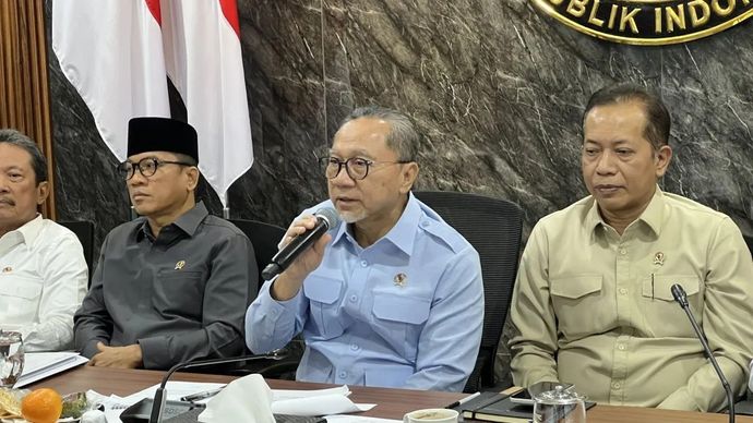 Menteri Koordinator bidang Pangan Zulkifli Hasan (tengah) dalam konferensi pers terkait rancangan Perpres Tata Kelola Penyelenggaraan KDKMP yang digelar di Jakarta, Selasa, 28 Juli 2026.