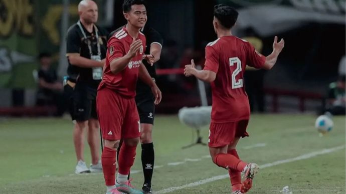 Pratama Arhan (kiri) masuk menggantikan Ilham Rio Fahmi (kanan) ketika Persija Jakarta menghadapi Persebaya Surabaya pada pertandingan Piala Presiden 2026 di Stadion Gelora Bung Tomo, Surabaya, Sabtu (25/7/2026) waktu setempat. (persija.id)