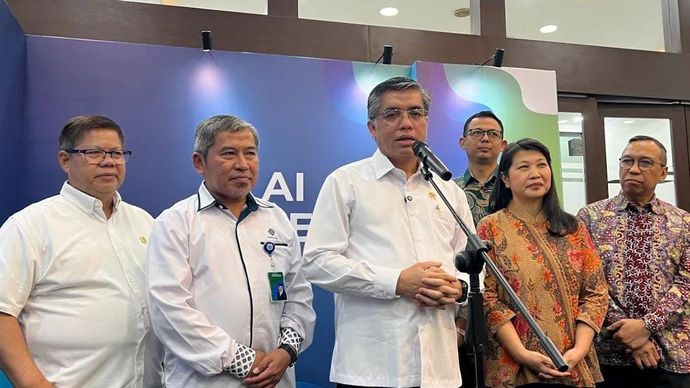 Menteri Ketenagakerjaan Yassierli memberi keterangan kepada awak media usai pembukaan Pameran Kesempatan Kerja/Job Fair bertajuk AI Career Boost Day 2026 yang digelar Kementerian Ketenagakerjaan di Jakarta