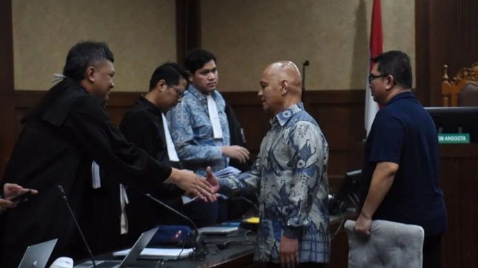 Terdakwa kasus dugaan korupsi jual beli gas antara PT PGN dengan PT IAE, Hendi Prio Santoso (kanan) dan Arso Sadewo (kedua kanan) menyalami Jaksa Penuntut Umum KPK saat penundaan sidang lanjutan dengan agenda para terdakwa saling bersaksi di Pengadil