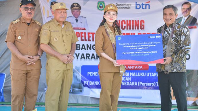 Direktur Utama PT Bank Tabungan Negara (Persero) Tbk Nixon LP Napitupulu menyerahkan secara simbolis bantuan Program Rumah Layak Huni kepada Pemerintah Provinsi Maluku Utara yang diterima Gubernur Maluku Utara Sherly Tjoanda di Sidangoli, Halmahera.