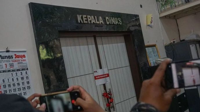 Sejumlah wartawan memotret pintu ruangan kepala Dinas Pekerjaan Umum dan Penataan Ruang yang disegel KPK di Kabupaten Pemalang, Jawa Tengah, Rabu (29/7/2026). KPK menyegel kantor Kepala Dinas Pekerjaan Umum dan Penataan Ruang (PUPR) Pemalang dan dua rumah terkait adanya operasi tangkap tangan (OTT) yang menyeret Bupati Pemalang Anom Widiyantoro pada Selasa, 28 Juli 2026. 