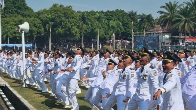 Sebanyak 1.204 Pamong Praja Muda Angkatan XXXIII saat melaksanakan upacara pelantikan yang dipimpin langsung oleh Presiden Prabowo Subianto di Kampus IPDN Jatinangor, Sumedang, Jawa Barat, Rabu, 29 Juli 2027. 