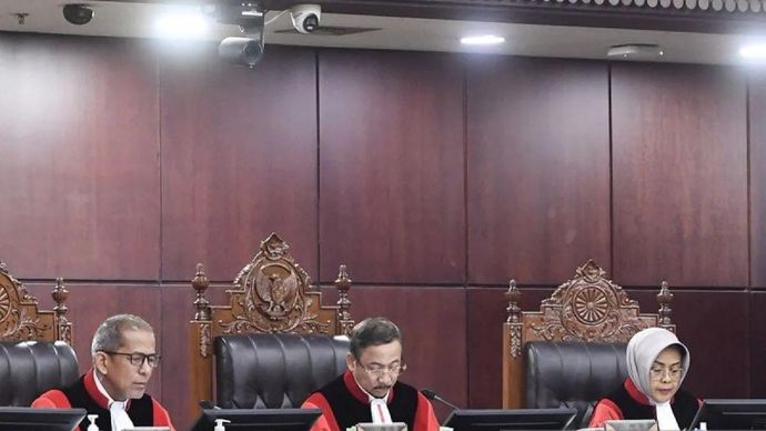 Ketua Mahkamah Konstitusi (MK) Suhartoyo (tengah) didampingi Wakil Ketua Saldi Isra (kedua kiri) dan Hakim Konstitusi Enny Nurbaningsih (kanan) memimpin sidang pembacaan putusan permohonan uji materi di Gedung Mahkamah Konstitusi, Jakarta, Kamis, 23 Juli 2026