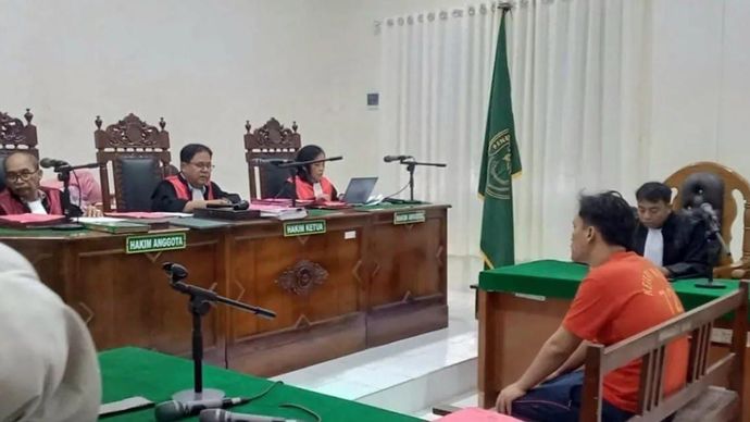 Terdakwa Fahrul Azis Siregar ketika mendengarkan putusan majelis hakim di ruang sidang Kartika, Pengadilan Negeri Medan, Rabu, 29 Juli 2026