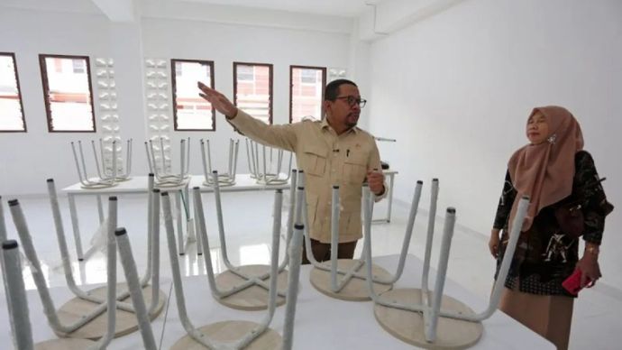 Kepala Badan Komunikasi Pemerintah Muhammad Qodari (kiri) bersama Kepala Sekolah Rakyat Terintegrasi 2 Kota Surabaya Prapti Wardani (kanan) melihat ruang laboratorium saat meninjau Sekolah Rakyat Terintegrasi 2 Kota Surabaya, Jawa Timur, Selasa, 28 Juli 2026.