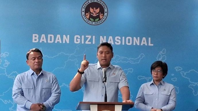 Kepala BGN Sudaryono (tengah) bersama kedua wakilnya dalam konferensi pers peresmian media center di Kantor BGN, Jakarta Pusat, Rabu, 29 Juli 2026