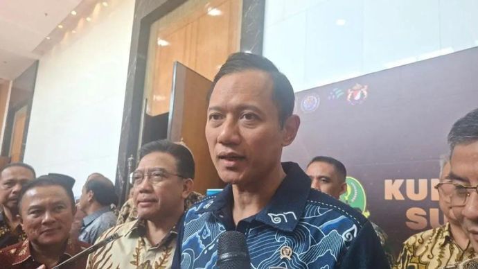 Menteri Koordinator Bidang Infrastruktur dan Pembangunan Kewilayahan (Menko IPK) Agus Harimurti Yudhoyono (AHY) menyampaikan keterangan kepada wartawan di Jakarta