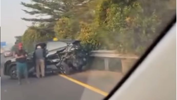 Kecelakaan dua mobil tabrakan di Tol Jagorawi