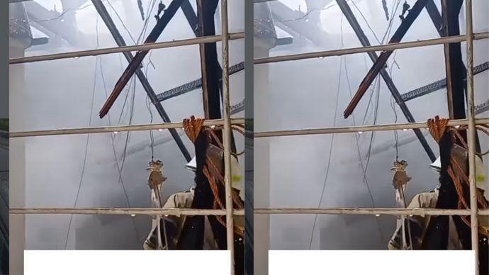 &lrm;Sebuah rumah tinggal yang beralamat di Jl. M. Saidi Raya Gg. Riin I RT. 4/RW. 6, Petukangan Selatan, Kec. Pesanggrahan, Kota Jakarta Selatan (12270) terbakar pada Rabu (26/7) siang.