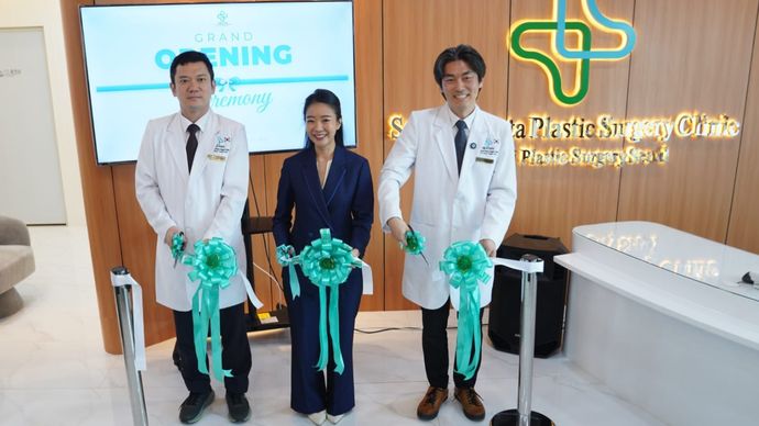 (Kiri-Kanan): dr. Seo Donlin (Board Certified Plastic Surgeon Seoul Jakarta Plastic Surgery Clinic) , dr. Elisa Husein (Presiden Direktur Seoul Jakarta Plastic Surgery Clinic), dan ⁠dr. Shin Sangho (Board Certified Plastic Surgeon Seoul Jakarta Plastic Surgery Clinic), secara simbolis melakukan prosesi gunting pita dalam acara Grand Opening Jakarta-Seoul Plastic Surgery Clinic pada hari Senin, 27 Juli 2026 di Biomedical Campus, BSD City