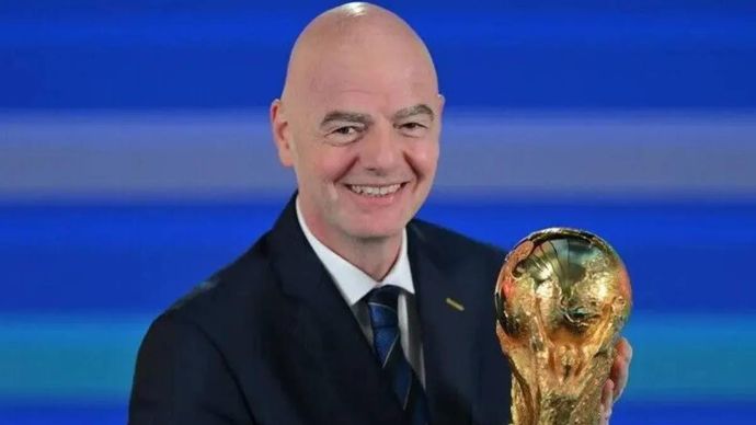 Arsip foto - Presiden FIFA Gianni Infantino terlihat bersama trofi dalam acara pengundian Turnamen Play-off Piala Dunia FIFA 2026 di FIFA's Home of Football di Zurich, Swiss, pada 20 November 2025