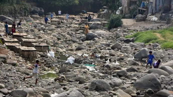 Sejumlah anak bermain di sungai Ciliwung yang debit airnya menyusut di wilayah Kelurahan Babakan Pasar, Kota Bogor, Jawa Barat, Jumat, 17 Juli 2026. Badan Meteorologi, Klimatologi dan Geofisikia (BMKG) memprediksi musim kemarau 2026 akan berlangsung 