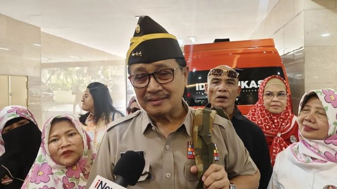 Mantan Wakapolri Komjen Pol. (Purn) Oegroseno (tengah) memberi keterangan kepada awak media di Gedung Bareskrim Polri, Jakarta, Kamis, 30 Juli 2026.