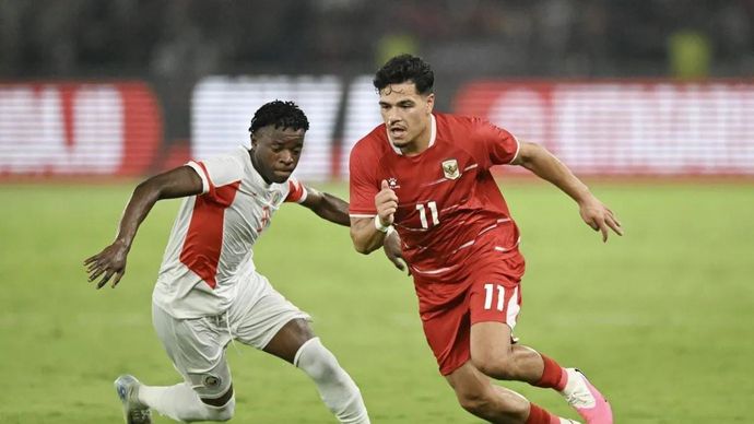 Pesepak bola Timnas Indonesia Ragnar Oratmangoen (kanan) berusaha melewati adangan pesepak bola Timnas Mozambik Oscar Benjamim Samuane (kiri) dalam laga FIFA Matchday di Stadion Utama Gelora Bung Karno (SUGBK), Senayan, Jakarta, Selasa, 9 Juni 2026. Timnas Indonesia mengalahkan Mozambik dengan skor akhir 1-0.