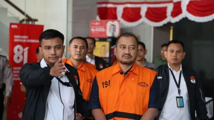 Bupati Pemalang Anom Widiyantoro berjalan menuju mobil tahanan dari Gedung Mera Putih KPK, Jakarta, Kamis (30/7/2026) 