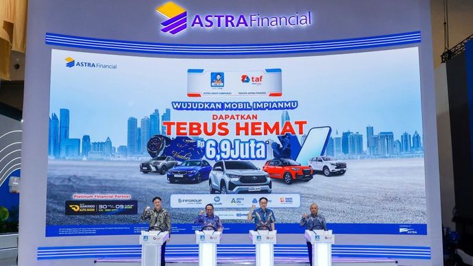 Peresmian booth ACC-TAF di GIIAS 2026 oleh jajaran Kepala Eksekutif Otoritas Jasa Keuangan (OJK) bersama Komisaris dan Direksi Astra pada Rabu (29/7/2026). (Foto: Dok/Istimewa/Astra Financial)