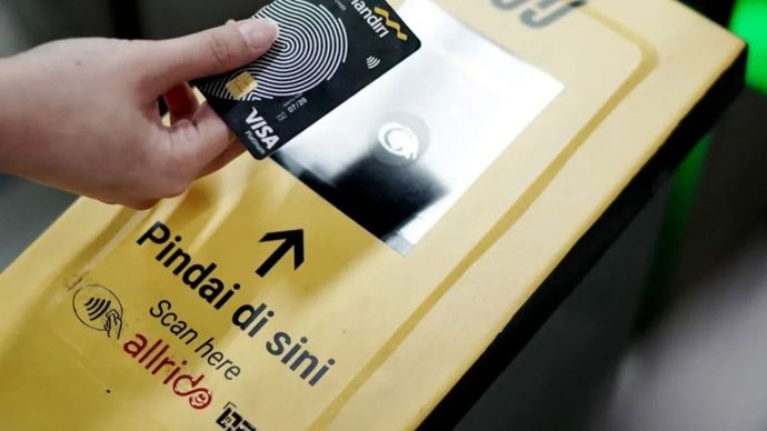 Ilustrasi pembayaran tiket berbasis kartu kredit Bank Mandiri nirsentuh (contactless) pada layanan perjalanan MRT Jakarta.