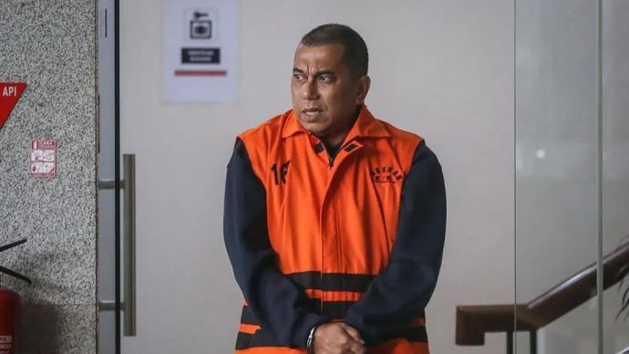 Tersangka kasus dugaan suap jual beli jabatan sekretaris daerah, Zulkarnain berjalan usai menjalani pemeriksaan di Gedung Merah Putih KPK, Jakarta.