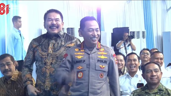 Prabowo Subianto menyapa Jaksa Agung ST Burhanuddin dan Kapolri Jenderal Listyo Sigit Prabowo secara bersamaan saat menghadiri acara Akad Massal KPR Sejahtera melalui skema Fasilitas Likuiditas Pembiayaan Perumahan (FLPP) di Batang, Jawa Tengah