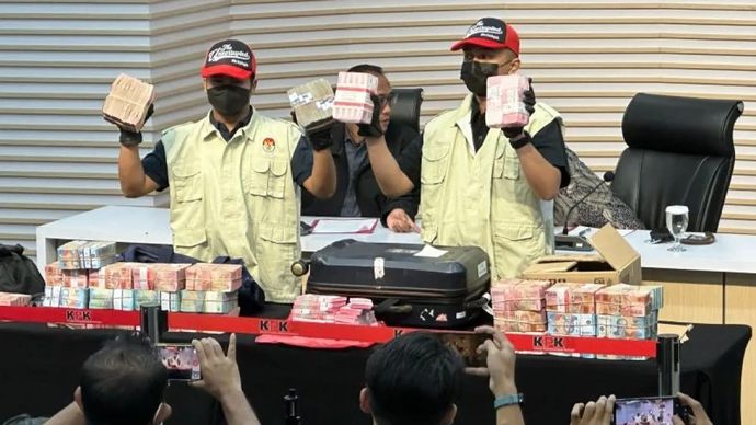 Dua petugas Komisi Pemberantasan Korupsi (PK) menunjukkan sejumlah barang bukti berupa uang tunai terkait operasi tangkap tangan yang menjerat Bupati Pemalang Anom Widiyantoro, di Gedung Merah Putih KPK, Jakarta, kamis, 30 juli 2026.