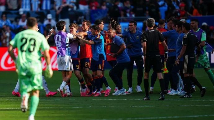 Para pemain Spanyol dan Argentina bentrok setelah pertandingan final Piala Dunia FIFA 2026 di Stadion New York New Jersey, Amerika Serikat, 19 Juli 2026.