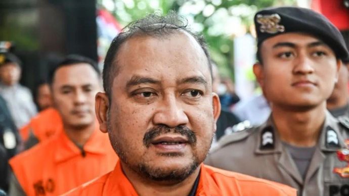Bupati Pemalang Anom Widiyantoro (tengah) berjalan menuju mobil tahanan usai menjalani pemeriksaan di Gedung Merah Putih KPK, Jakarta, Kamis (30/7/2026). KPK menahan empat orang tersangka yakni Bupati Pemalang Anom Widiyantoro, Lilik Budi Suprianto, Setya Budi Dias Oktavianto dan Mohamad Haris pascaoperasi tangkap tangan (OTT) pada, 28 Juli 2026, serta menyita barang bukti uang tunai sejumlah Rp 2 miliar terkait kasus dugaan korupsi di lingkungan pemerintahan Kabupaten Pemalang