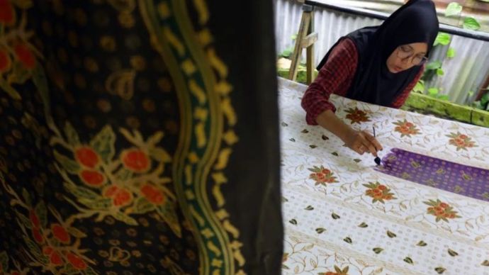 Perajin menyelesaikan pembuatan batik rambutan di Rumah Tan Collection, Kota Binjai, Sumatera Utara, Sabtu, 25 Juli 2026. Bank Indonesia menyatakan UMKM masih menjadi penopang utama pertumbuhan ekonomi nasional di tengah ketidakpastian global yang berkontribusi sekitar 60 persen terhadap Produk Domestik Bruto (PDB) dan telah menyerap sekitar 97 persen tenaga kerja dengan memperoleh akses pembiayaan yang lebih luas guna meningkatkan produktivitas dan daya saing usaha. 