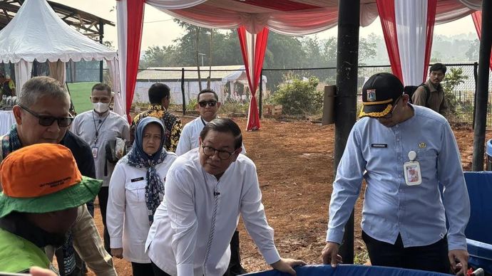 Kepala Dinas Perhubungan (Dishub) DKI Jakarta, Budi Awaluddin (paling kiri) dalam konferensi pers di Balai Kota Jakarta, Jumat, 31 Juli 2026