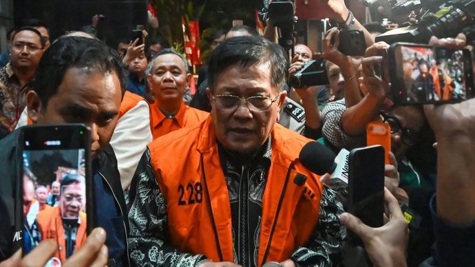 Tersangka kasus dugaan korupsi terkait pembayaran komisi asuransi perkapalan PT Pelayaran Nasional Indonesia (Pelni) oleh PT Asuransi Jasa Indonesia (Jasindo) tahun 2015&ndash;2020, Zulhaibar (tengah) bersama Eko Yuni Triyanto (kedua kiri) mengenakan rompi tahanan usai menjalani pemeriksaan di Gedung Merah Putih KPK, Jakarta, Kamis, 30 Juli 2026. KPK menahan empat tersangka, yakni Direktur PT Asuransi Jasindo periode 2013&ndash;2018 Untung Hadi, Manajer Manajemen Risiko Biro Enterprise Risk Management dan Litbang PT Pelayaran Nasional Indonesia periode 2012&ndash;2015 Eko Yuni Triyanto, Direktur PT Inovasi Vahana Indonesia periode 2015&ndash;2020 Yohannes Priyo, serta Komisaris PT Nusantara Proteksi Mandiri Zulchaibar yang diduga terlibat dalam kasus korupsi penunjukan langsung PT Asuransi Jasindo sebagai penyedia asuransi perkapalan PT Pelni tahun 2015&ndash;2020 yang mengakibatkan kerugian negara sekitar Rp15,6 miliar.