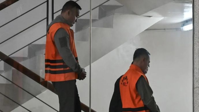Staf Administrasi KPK Setya Budi Dias Oktavianto (tengah) bersama pihak swasta Lilik Budi Suprianto (kiri) dan pihak swasta Mohamad Haris (kanan) menggunakan rompi tahanan usai menjalani pemeriksaan di Gedung Merah Putih KPK, Jakarta, Kamis, 30 Juli 2026. KPK menahan empat orang tersangka pascaoperasi operasi tangkap tangan (OTT) pada 28 Juli 2026 yakni Bupati Pemalang Anom Widiyantoro, Staf Administrasi KPK Setya Budi Dias Oktavianto, pihak swasta Lilik Budi Suprianto,dan pihak swasta Mohamad haris serta menyita barang bukti uang tunai sejumlah Rp 2 miliar terkait kasus dugaan korupsi di lingkungan pemerintahan Kabupaten Pemalang. 
