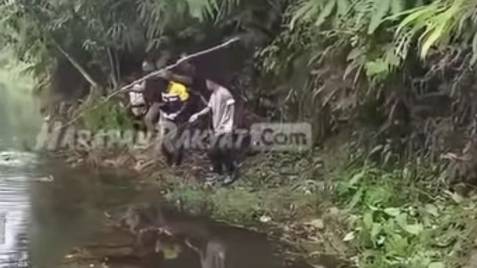 Evakuasi kakek Eman. 