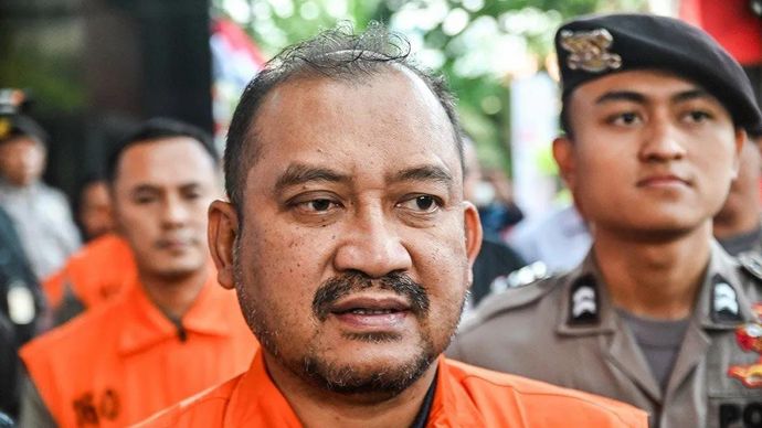 Bupati Pemalang Anom Widiyantoro (tengah) berjalan menuju mobil tahanan usai menjalani pemeriksaan di Gedung Merah Putih KPK, Jakarta