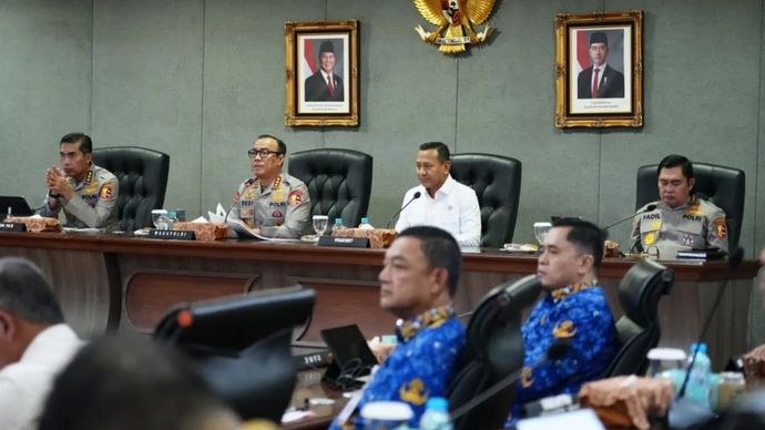 Wakapolri Komjen Pol. Dedi Prasetyo (kedua kiri) dan Wakil Menteri Kehutanan Rohmat Marzuki (tengah kanan) beserta jajaran mengikuti rapat konsolidasi antisipasi El Nino hingga Karhutla di Gedung Mabes Polri, Jakarta, pada Kamis, 30 Juli 2026.