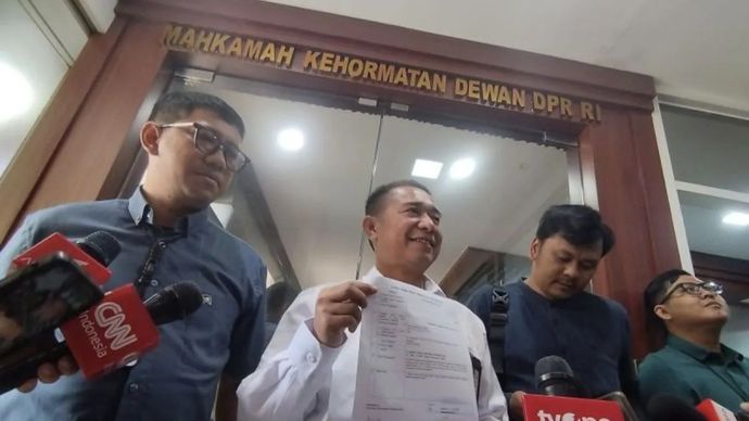 Wakil Ketua Bidang Administrasi KWP Erwin Syahputra Siregar saat menunjukkan bukti laporan ke MKD DPR RI di kompleks parlemen, Jakarta, Jumat, 31 Juli 2025.