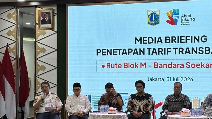 Kepala Dinas Perhubungan (Dishub) DKI Jakarta, Budi Awaluddin (paling kiri) dalam konferensi pers di Balai Kota Jakarta, Jumat, 31 Juli 2026