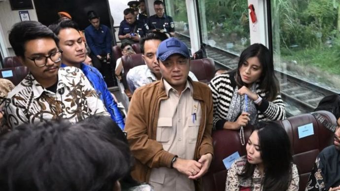 Menteri Sekretaris Negara Prasetyo Hadi (kanan) menjawab pertanyaan wartawan ditemui di dalam gerbong KA Nusantara Explorer yang berangkat dari Batang, Jawa Tengah, menuju Jakarta, Kamis, 30 Juli 2026. 