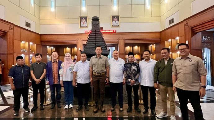 Menteri Koordinator Bidang Infrastruktur dan Pembangunan Kewilayahan Agus Harimurti Yudhoyono (AHY) melakukan kunjungan kerja ke Jawa Timur pada 1&ndash;2 Agustus 2026 sebagai bagian dari upaya memastikan pembangunan infrastruktur benar-benar berdampak nyata bagi masyarakat.
