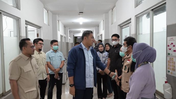 Kepala Badan Gizi Nasional (BGN), Sudaryono, menjenguk para korban dugaan keracunan Makan Bergizi Gratis (MBG) di Kota Semarang, Sabtu (1/8/2026)