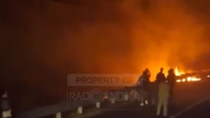 Bus terbakar di Jalan Tol Madiun KM 631 arah Surabaya, Sabtu (1/8)