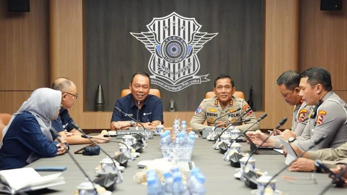 Kepala Korlantas (Kakorlantas) Polri Irjen Pol. Wibowo (tengah kanan) bersama jajaran menerima audiensi Direktur Utama PT Jasa Marga (Persero) Tbk Rivan A. Purwantono (tengah kiri) dan jajaran direksi di Gedung NTMC Polri, Jakarta, Senin, 3 Agustus 2026